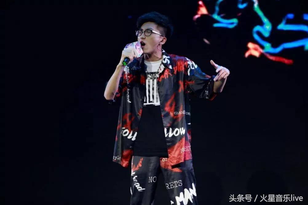 火星直播最新版，小巷星辰璀璨直播小店探秘